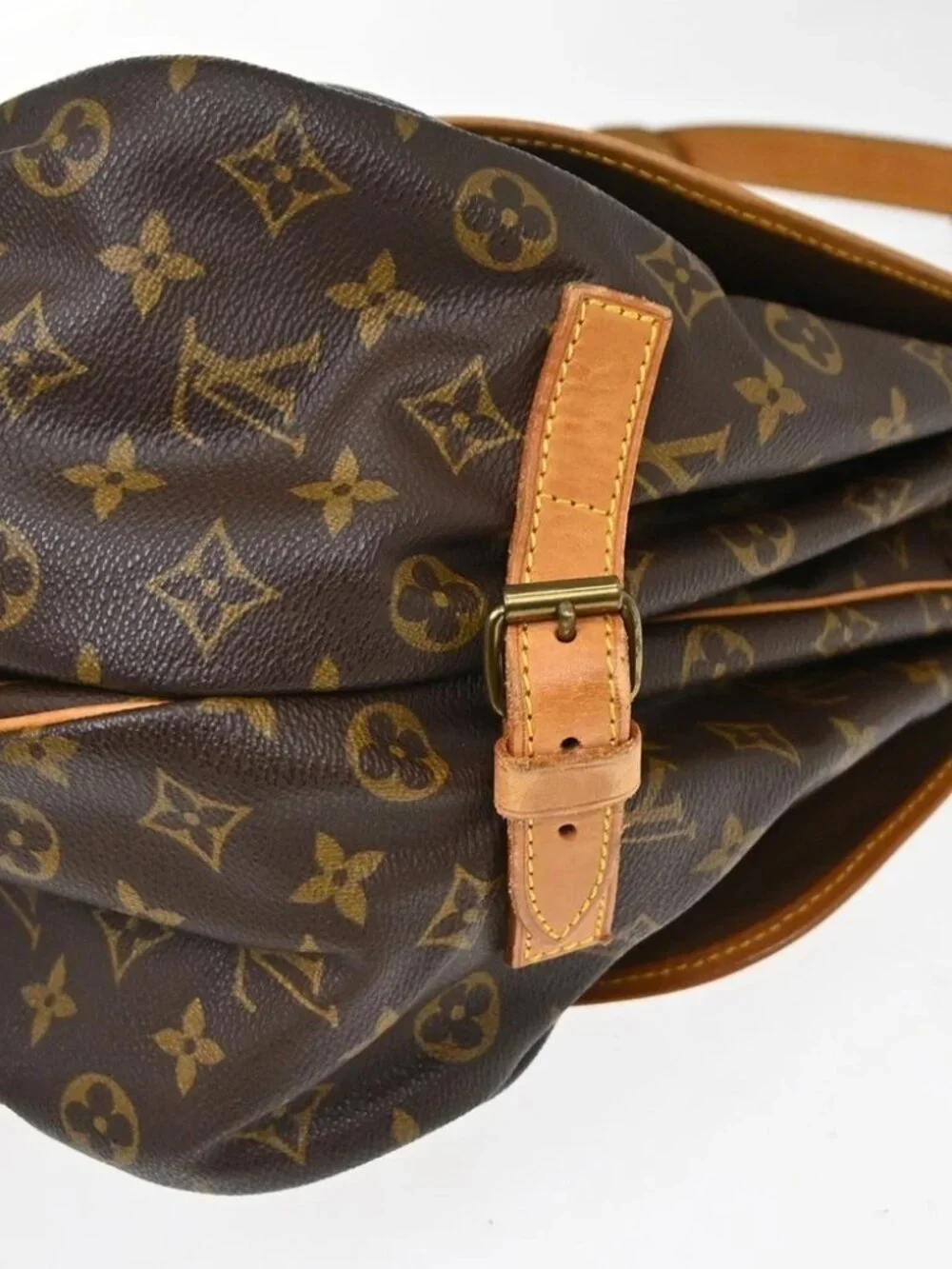 Louis Vuitton outside 	ab